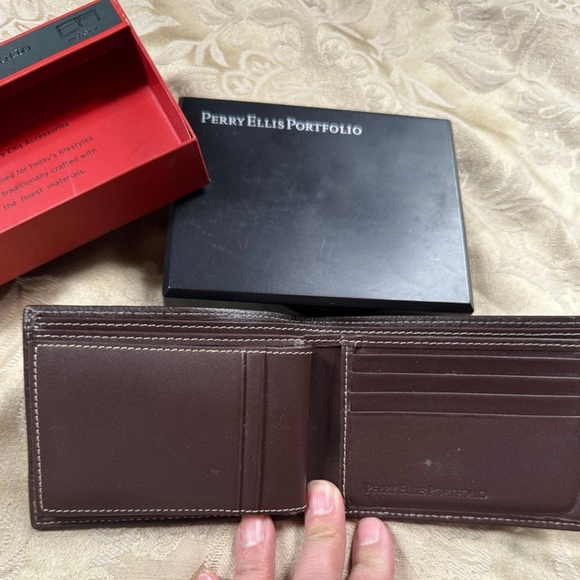 Perry Ellis Portfolio Wallet - Picture 3 of 4